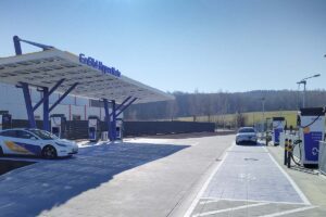 EnBW nimmt Großladepark für E-Autos und Gespanne bei Petersberg an der A9 in Betrieb