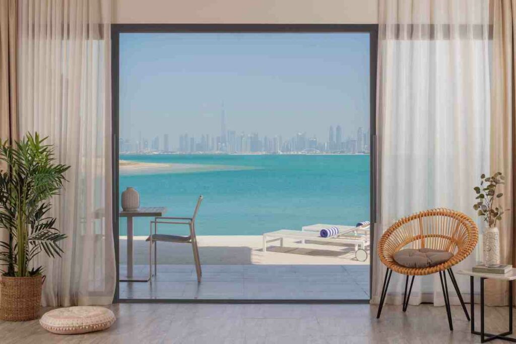 Anantara World Islands Dubai Resort Blick auf die Skyline von Dubai aus einem der Luxuriösen Zimmer
