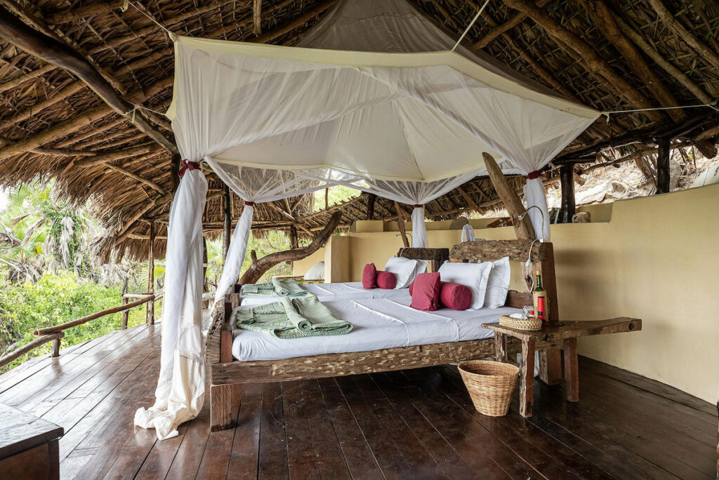 Lodge Zimmer mit Bett in Kenia