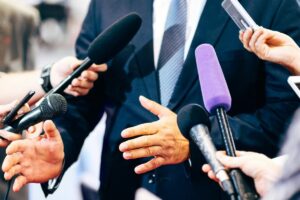 Macron baut im Rennen um künftige Präsidentschaft Vorsprung vor TV-Duell aus