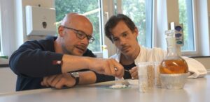 Textilrecycling neu gedacht: Innovatives Verfahren ermöglicht Upcycling von Altkleidung