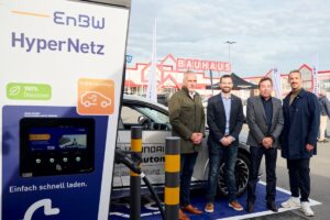 BAUHAUS und EnBW nehmen den ersten von über 100 Schnellladestandorten in Betrieb