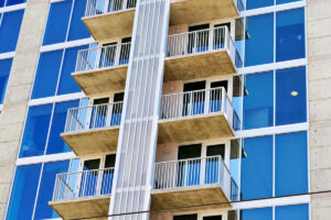 Anleger zwischen Zinshoffnungen und Corona-Sorgen