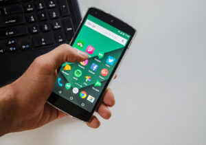 Ex-Twitter-Mitarbeiter bemängelt Sicherheit unter Musk – Twitter Blue startet