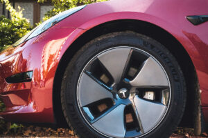 Tesla ruft in den USA 321.000 Autos zurück