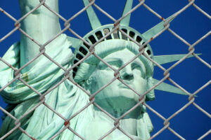 Druck auf Biden durch Wegfall von Einwanderungs-Beschränkungen