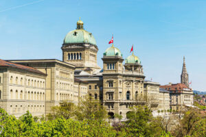 Neue Schweizer Finanzministerin stellt „schwierige Entscheide“ in Aussicht