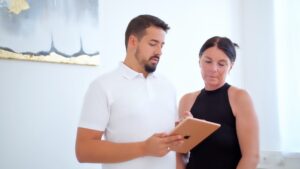 „Smartphone-Nacken“ durch falsche Haltung – was hilft dagegen?