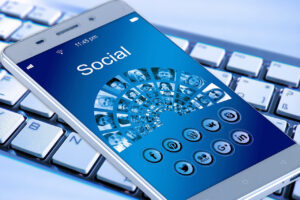 Musk sagt Kampf gegen Hass und Desinformation auf Twitter zu