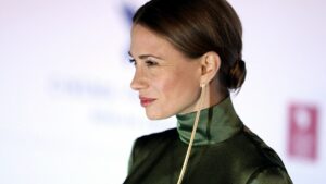 Nadeshda Brennicke baut sich ein Baumhaus in Costa Rica