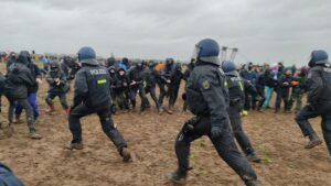 Demo bei Lützerath gerät außer Kontrolle