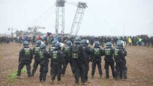 Lützerath-Demonstranten durchbrechen Absperrung der Polizei