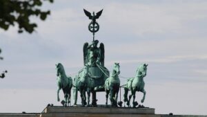 Auto prallt gegen Brandenburger Tor – Fahrer tot