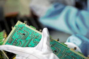 Infineon trotzt trübem Branchentrend – Ausblick angehoben