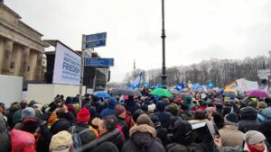 Mehrere Zehntausend bei Demo gegen Waffenlieferungen in Berlin
