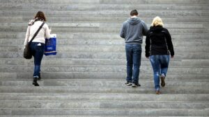 Studie: Einsame Jugendliche anfälliger für Verschwörungstheorien