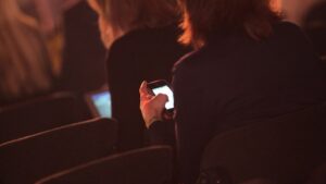 Umfrage: Deutliche Mehrheit darf Diensthandy auch privat nutzen