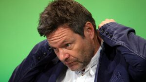 Habeck wehrt sich gegen Kritik an seiner Person