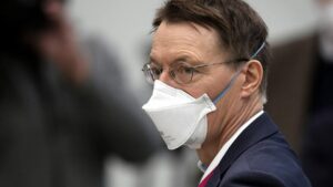 Lauterbach verspricht Hilfe für Impfgeschädigte