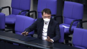 Krankenkassen kritisieren Lauterbachs Pflegereform
