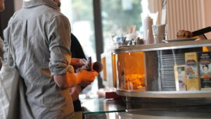 Lemke will strengere Kontrollen von Mehrweg-Pflicht in Gastronomie