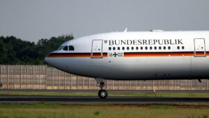 Baerbock muss Auslandsreise wegen Flugzeugpanne unterbrechen