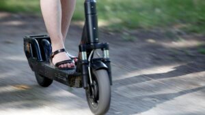 Wegner offen für striktere Geschwindigkeitsgrenze bei E-Scootern