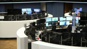 Dax schleppt sich in Gewinnzone – Commerzbank vorn