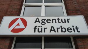 Geringqualifizierte seltener erwerbslos als vor Pandemie