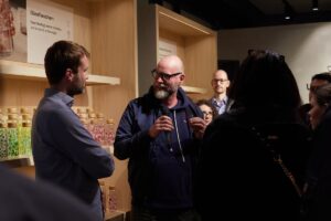 Kleiner Drop in großem Hafen