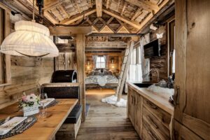 Pure Freiheit: Ein privates Hideaway vor leuchtenden Berggipfeln