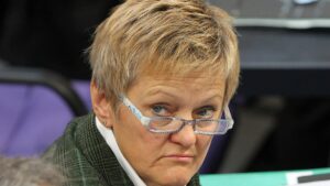 Künast kritisiert Streichung von "HateAid"-Unterstützung