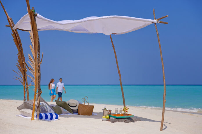 Amari Raaya Maldives_Private Castaway Beach Picnic _Lifestyle