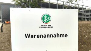DFB-Präsident spricht Voss-Tecklenburg das Vertrauen aus