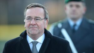 Verteidigungsminister offen für "Veteranentag"