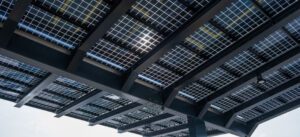 Megasol nimmt auf seinem Parkplatz eigene Solardächer in Betrieb