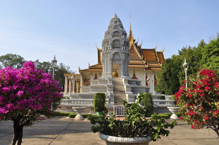 Den Jahreswechsel im Angesicht des Königspalasts in Phnom Penh/Kambodscha verbringen Abenteurer beispielsweise während einer Wanderreise mit Hauser Exkursionen. © Hauser Exkursionen/Witte Wolf