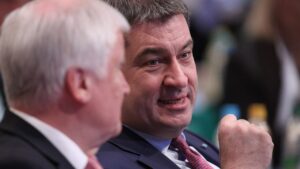 Seehofer verteidigt Söders Festhalten an Aiwanger