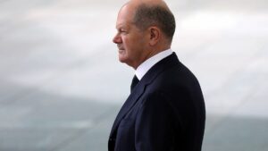 Scholz tritt nach Sportunfall mit Augenklappe auf