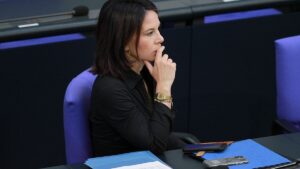 SPD-Linke mahnt Baerbock zu Einsatz für Frieden in Ukraine