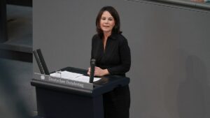 Baerbock sieht Machtzentrum der Grünen bei Habeck