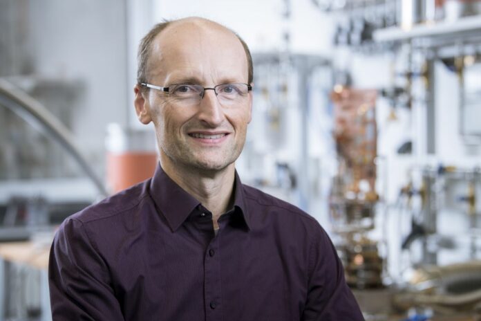 Wolfgang Wernsdorfer ist Professor am Physikalischen Institut sowie am Institut für QuantenMaterialien und Technologien des KIT. (Foto: Amadeus Bramsiepe, KIT)