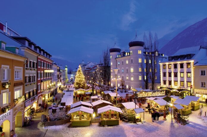 In den Bergen Osttirols ist der Advent eine ganz besondere Zeit. Auf dem Christkindlmarkt in Lienz und den anderen Weihnachtsmärkten der Alpenregion lässt es sich ganz ohne Gedränge auf die festliche Zeit einstimmen. © TVB Osttirol/Profer und Parnter