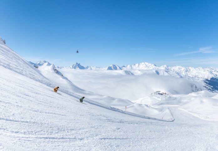 Mit reichlich Musik, Sicherheitstrainings und kostenlosen Materialtests startet St. Anton am Arlberg/Tirol am ersten Dezemberwochenende 2023 in die Wintersaison. © TVB St. Anton am Arlberg/Fotograf Lucas Tiefenthaler