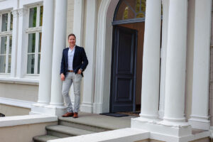 Deutsche fürchten Altersarmut: Versicherungsexperte erklärt, wie jeder trotz Inflation seine Rentenlücke schließen kann