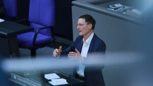 Lauterbach verteidigt Erhöhung des Krankenkassenbeitrags