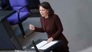Baerbock verurteilt Angriffe auf Israel