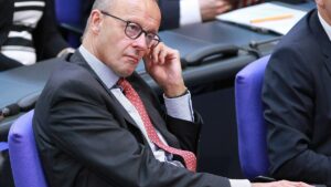 Reul reagiert genervt auf neue Debatte über Merz