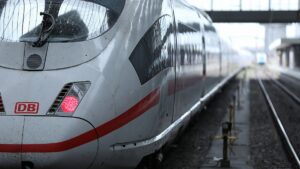 Bahn will Mobilfunkempfang in ICEs verbessern