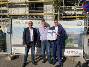 PM-International feiert Richtfest des dritten Verwaltungsgebäudes